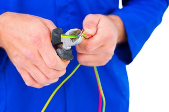 Electricista cortando cable